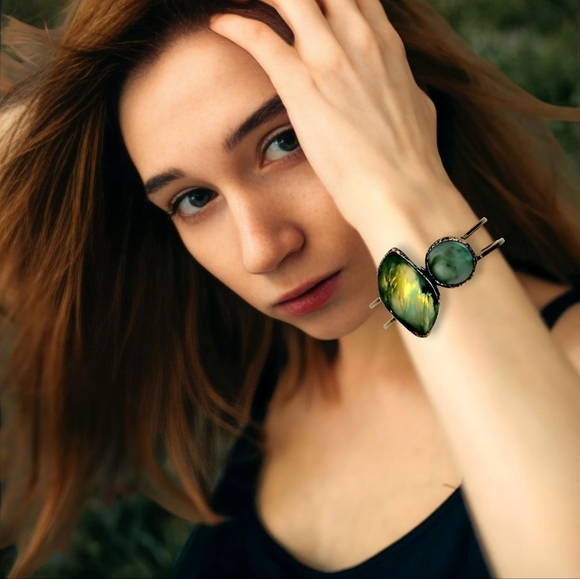 🆕️Vintage-Inspired Boho-Chic Labradorite Antique Bronze Copper Cuff Bracelet 🌿 - Picture 3 of 10